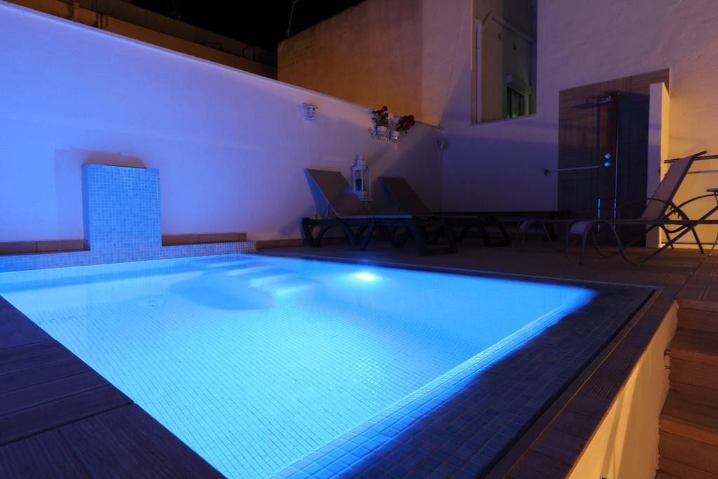 Centre Mediterranean House- 5 Bedroom, 4 Bathroom, Terrace Courtyard, Private Rooptop Pool * Sitges