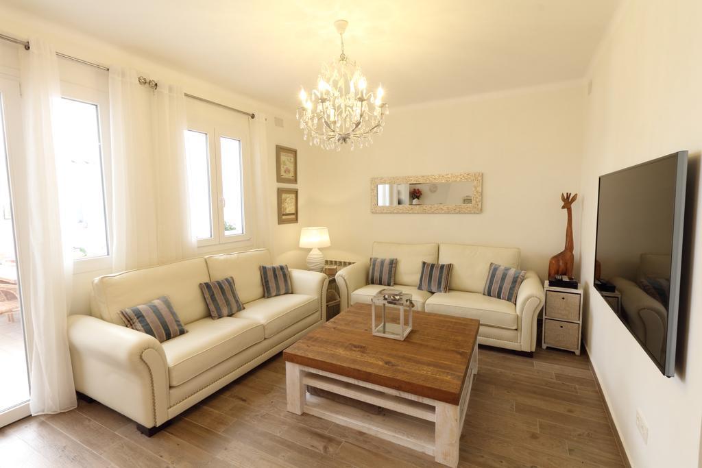 Centre Mediterranean House- 5 Bedroom, 4 Bathroom, Terrace Courtyard, Private Rooptop Pool Sitges