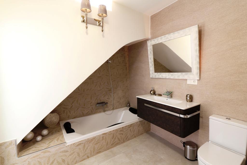Centre Mediterranean House- 5 Bedroom, 4 Bathroom, Terrace Courtyard, Private Rooptop Pool Sitges