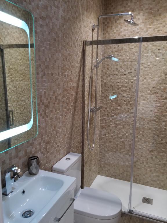Centre Mediterranean House- 5 Bedroom, 4 Bathroom, Terrace Courtyard, Private Rooptop Pool * Sitges
