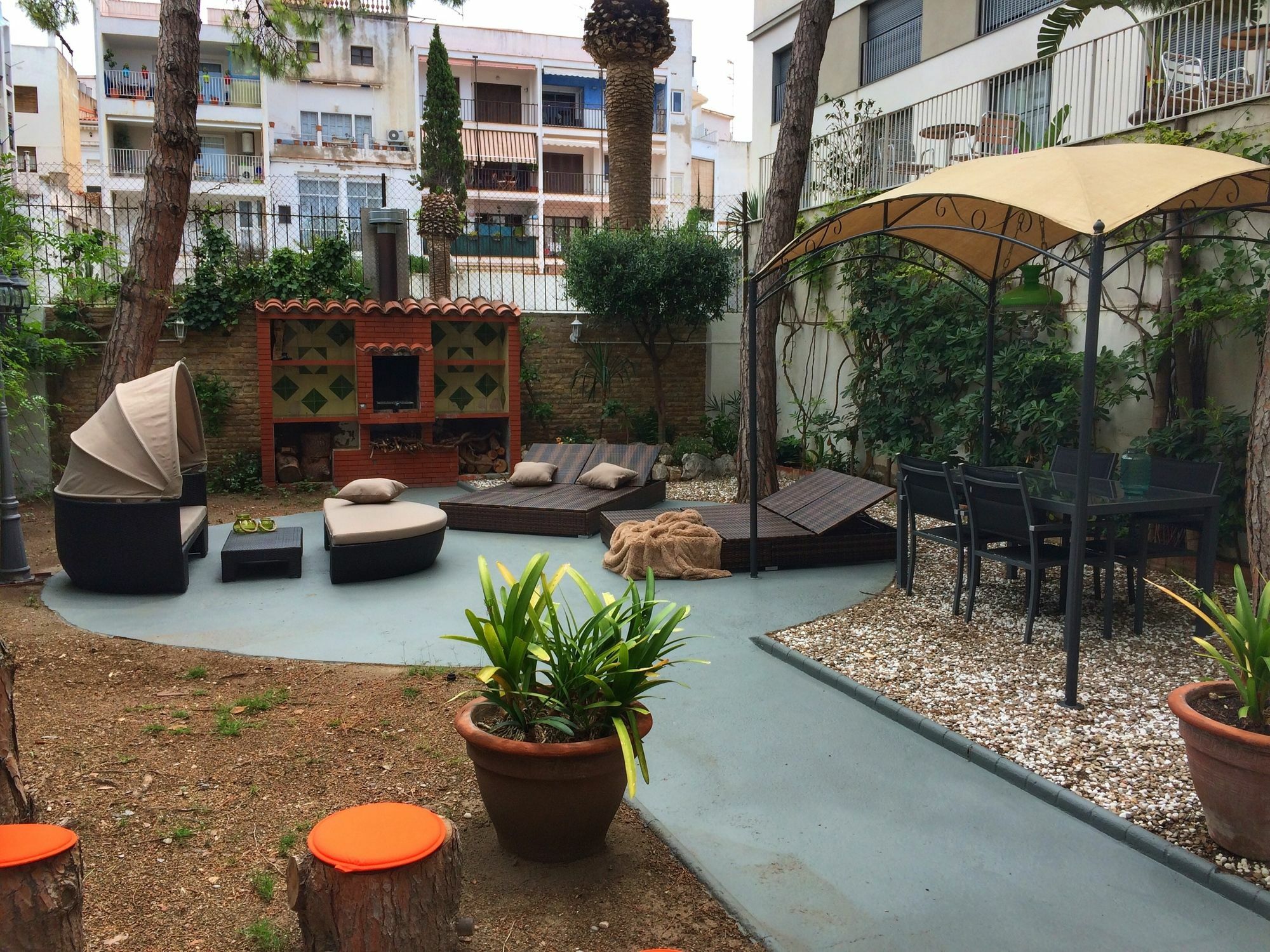 Apartment 3 Bedroom With Private Garden On Location Centre *
