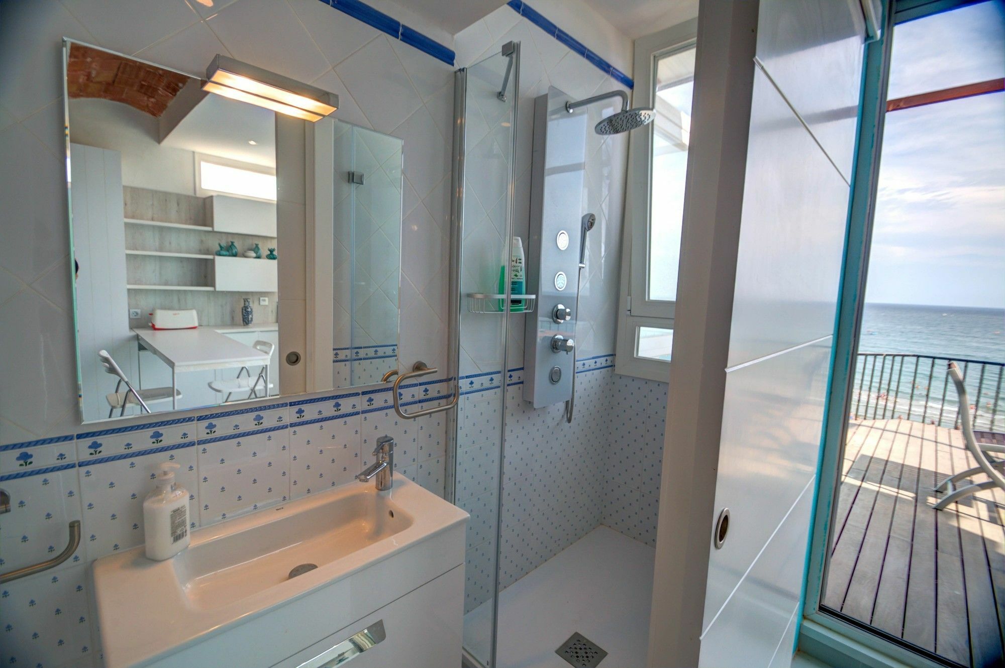 Blue Sea Front By Hello Homes *