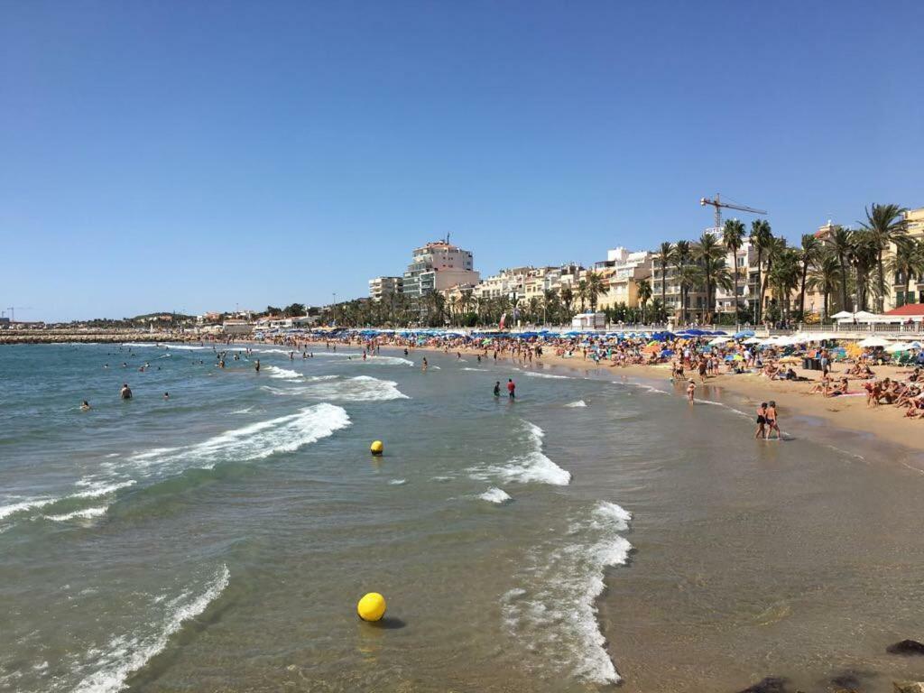 Apartment Sunny Flat In 30 Seconds To Beach, Balcony & Sea Views! Sitges