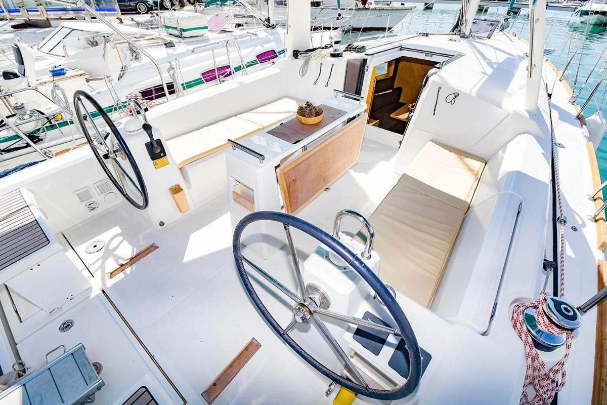 Oceanis 38 *