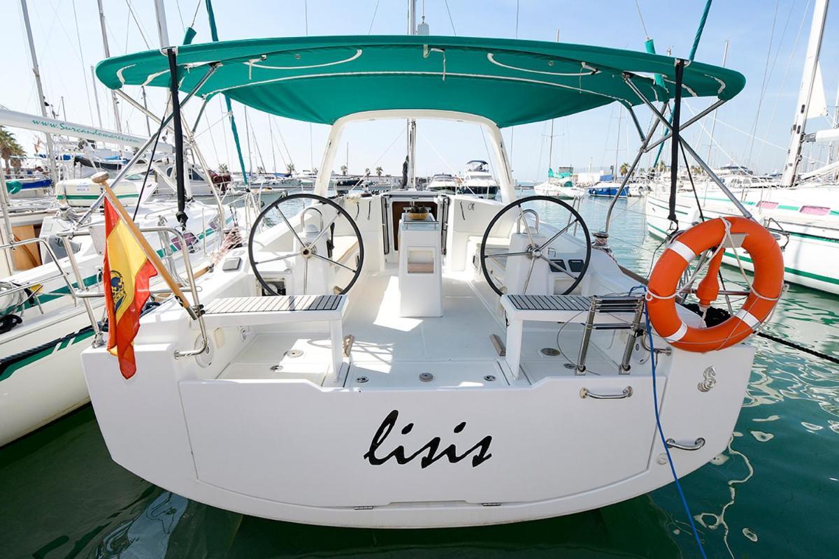 Botel Oceanis 38