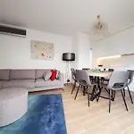 Atico Esquinero Muy Soleado Con La Terraza De 50 M2