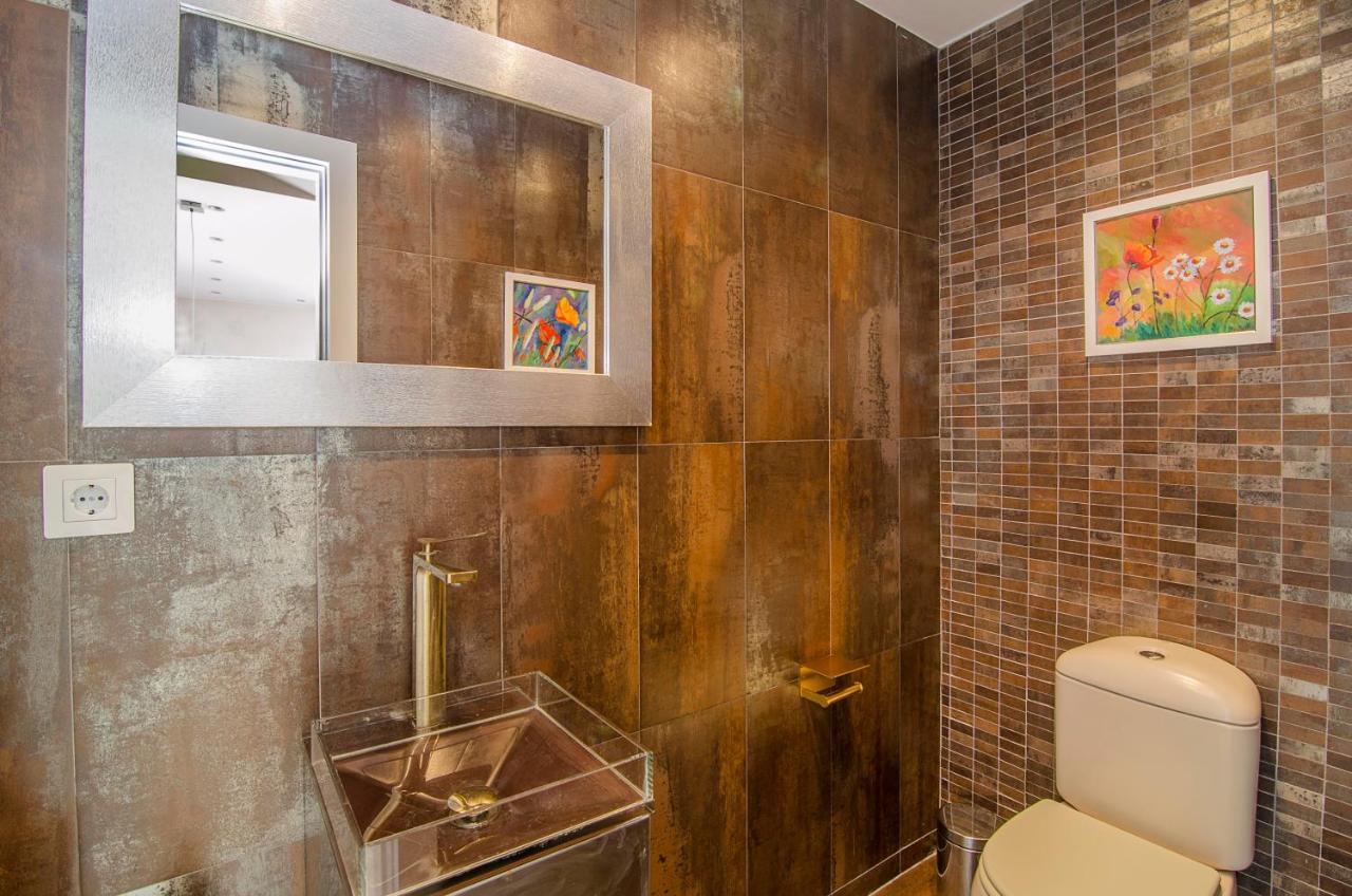 Spaces Sea View Villa- 6 Bedrooms, 5 Bathrooms, 2 Private Pools, Near Center *