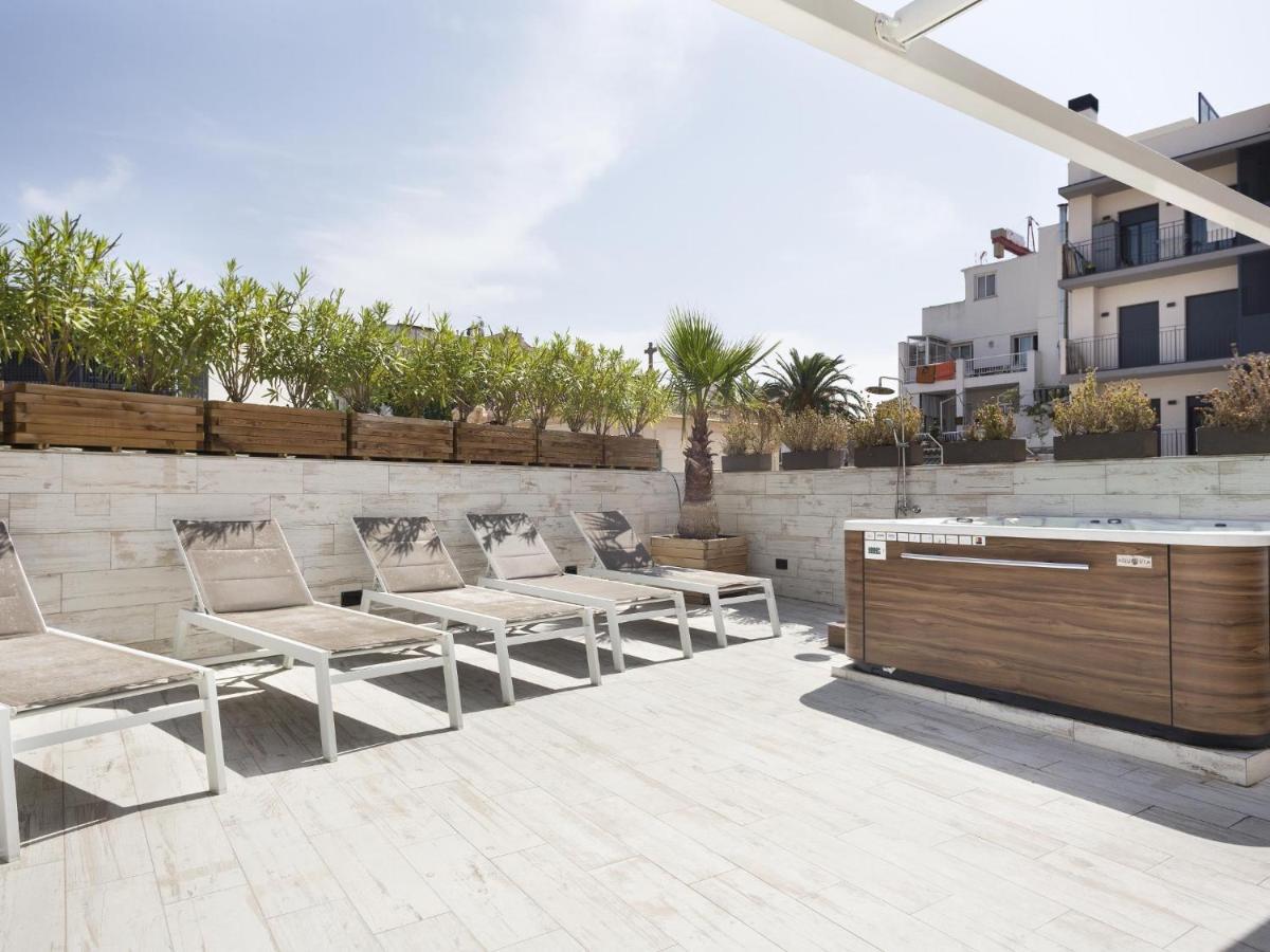Apartment Spaces: Mediterranean Beachfront With Spacious Terrace *