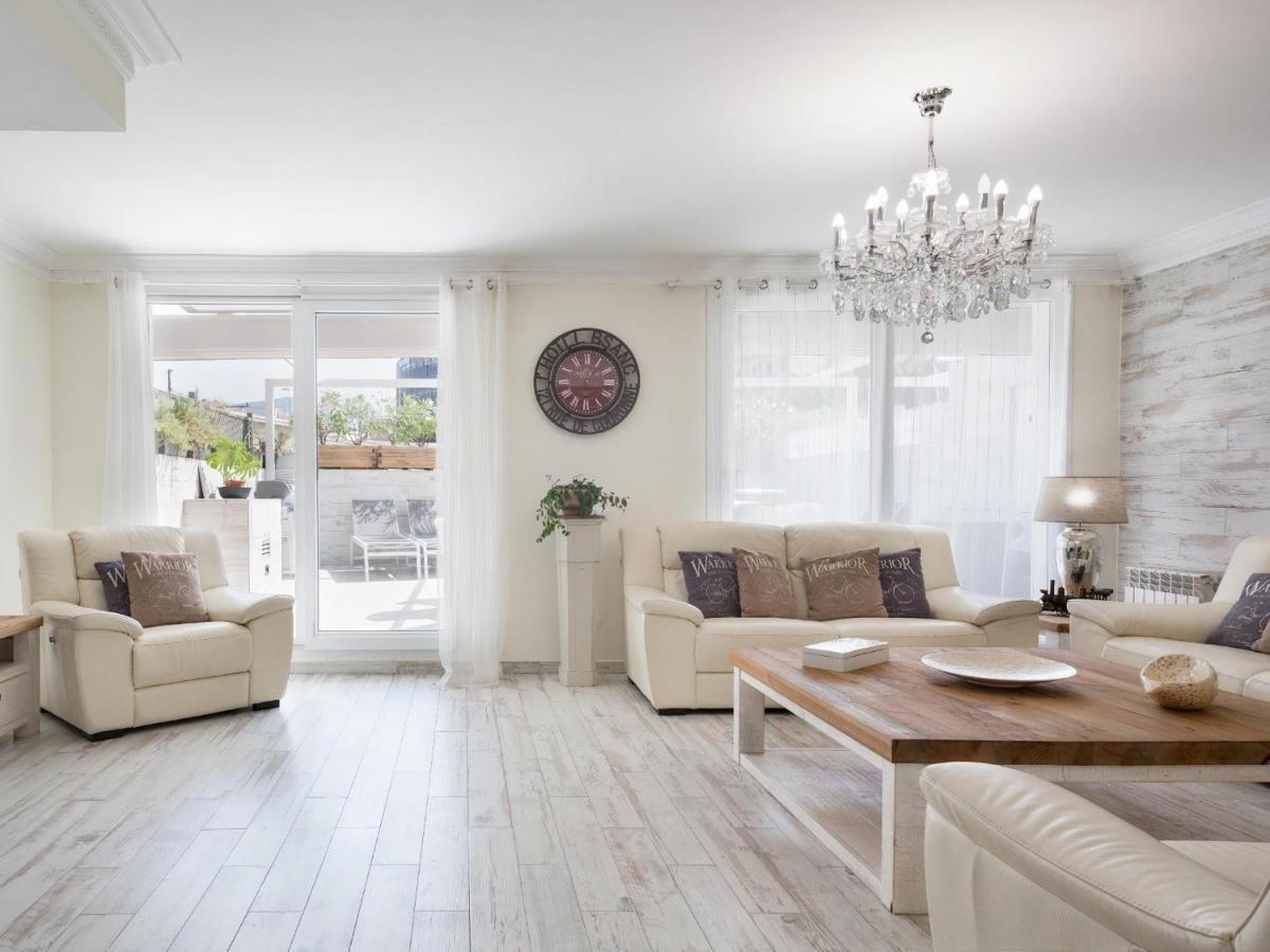 Spaces: Mediterranean Beachfront With Spacious Terrace Sitges