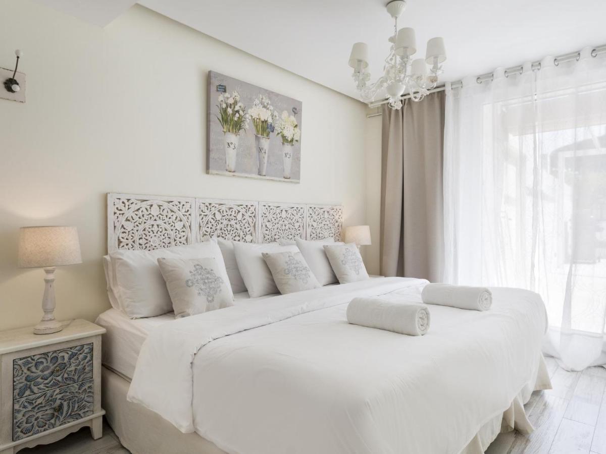 Apartment Spaces: Mediterranean Beachfront With Spacious Terrace Sitges