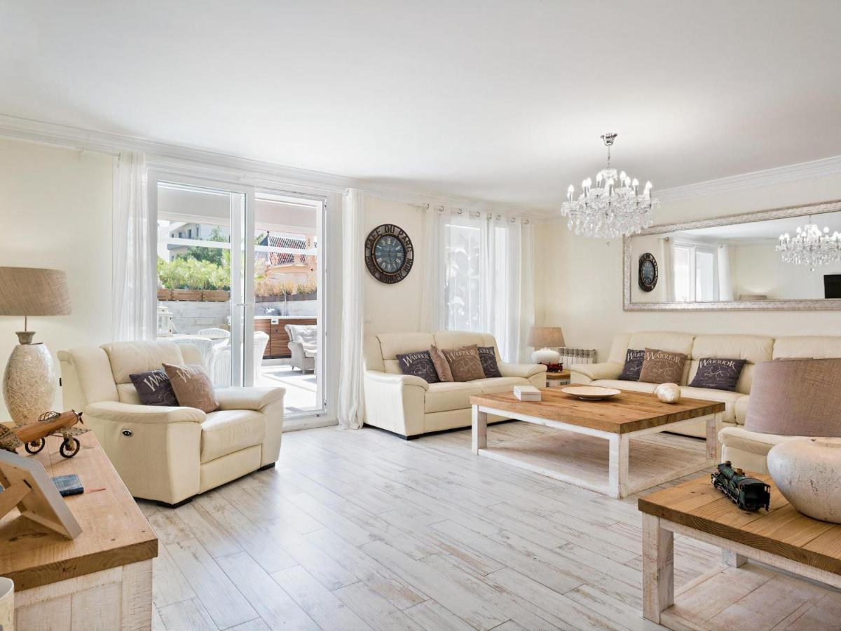 Spaces: Mediterranean Beachfront With Spacious Terrace Apartment Sitges