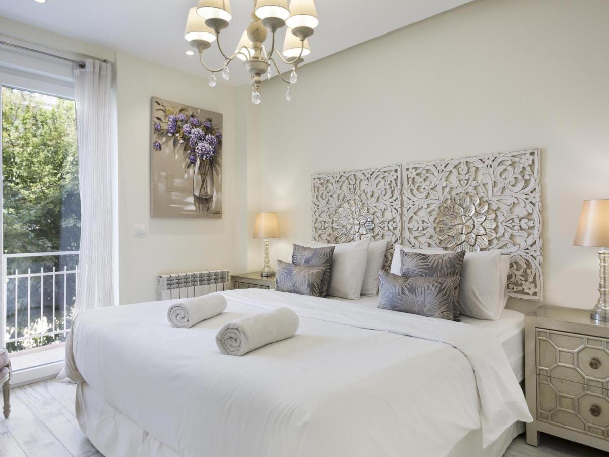 Apartment Spaces: Mediterranean Beachfront With Spacious Terrace Sitges