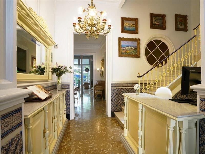 Medium Romantic Hotel