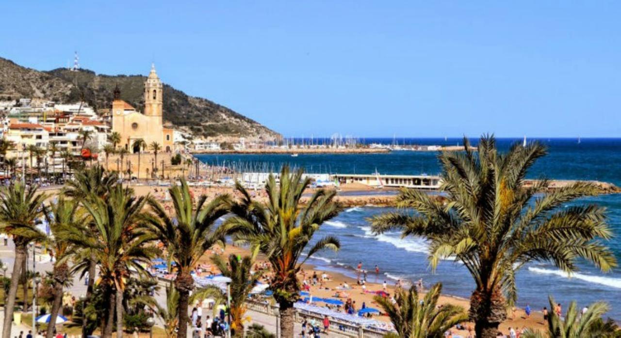Hola! - By The * Sitges